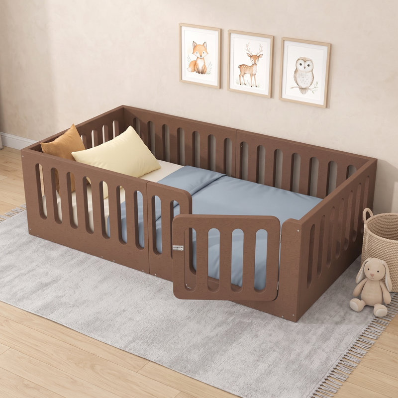 Lit sur pied en bois d'inspiration Montessori avec porte et garde-corps, Grand lit, Naturel foncé