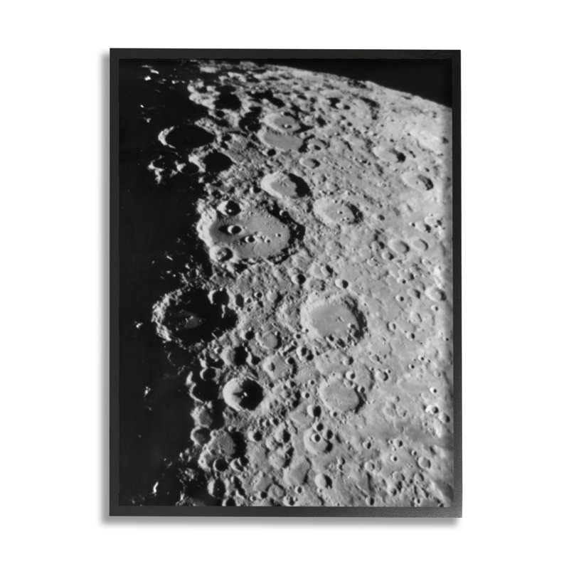  Moon in Outer Space, photographie encadrée sur bois par Wild Apple, Giclée encadrée noir minuit
