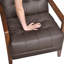 Chaise d'appoint en cuir de style moderne et capitonnée avec détails en bois et finition noyer-2067285135