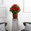 Arrangement floral d'hibiscus dans un vase