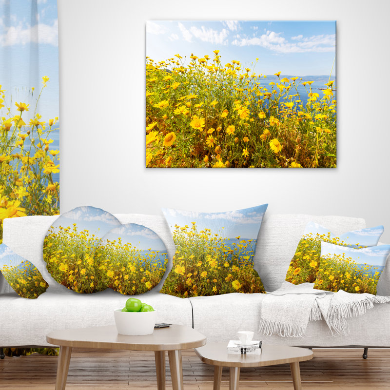 Petites fleurs jaunes sur le rivage - coussin à imprimé floral, 16 po x 1 po, Carré