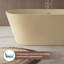 Baignoire de trempage autoportante de 63 po à surface solide, baignoire en terrazzo beige mat avec bonde centrale