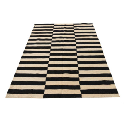 Tapis noir et blanc 4 x 6 Petrella