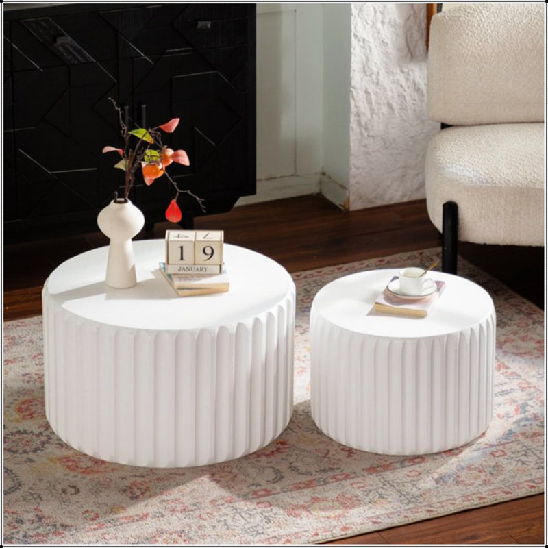 Ensemble de tables basses rondes festonnées blanches