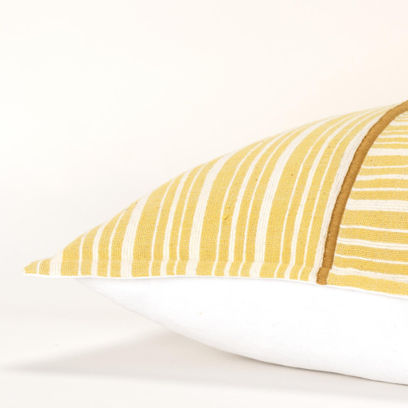 Coussin en coton 20 po jaune et blanc avec bords brodés