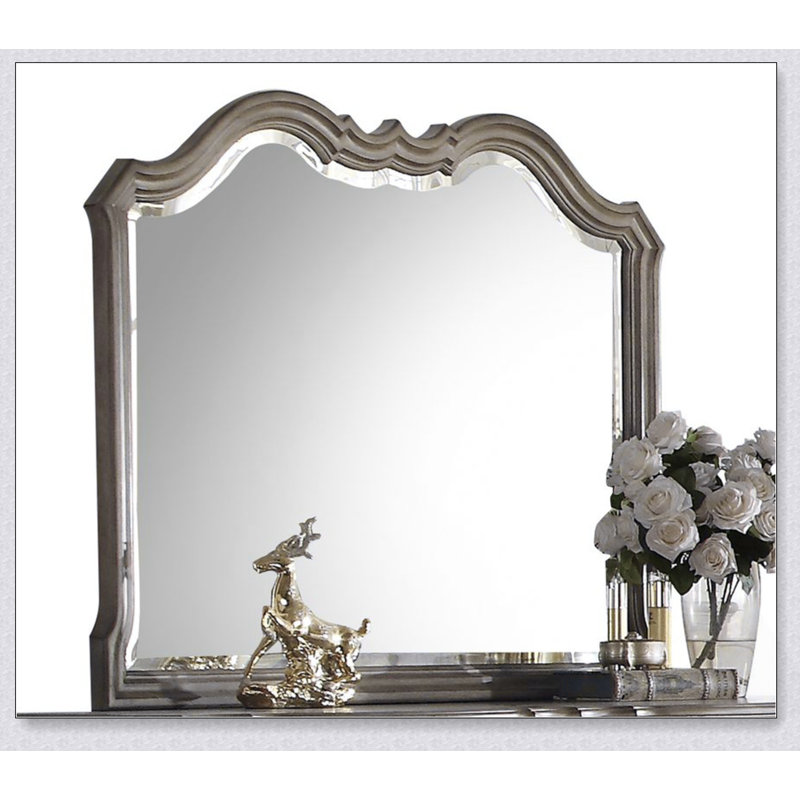 Miroir mural à bord biseauté Chelmsford, élégant et fonctionnel, parfait pour rehausser l'esthétique et la luminosité de n'importe quelle pièce.