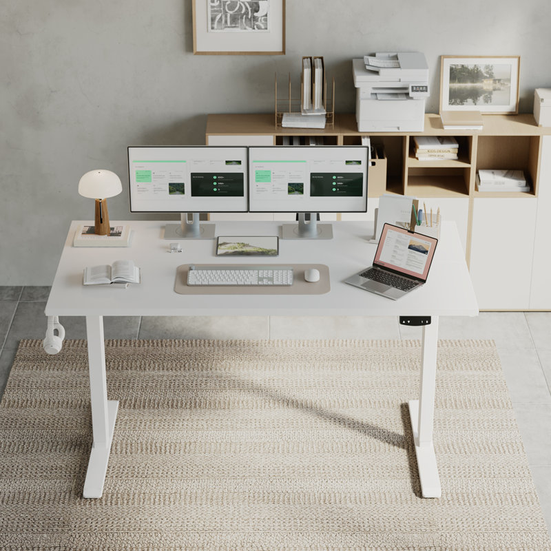 Bureau debout électrique réglable en hauteur de 63 pouces avec préréglage de la mémoire, bureau à domicile ergonomique assis-debout, bureau d'ordinateur avec crochets, blanc