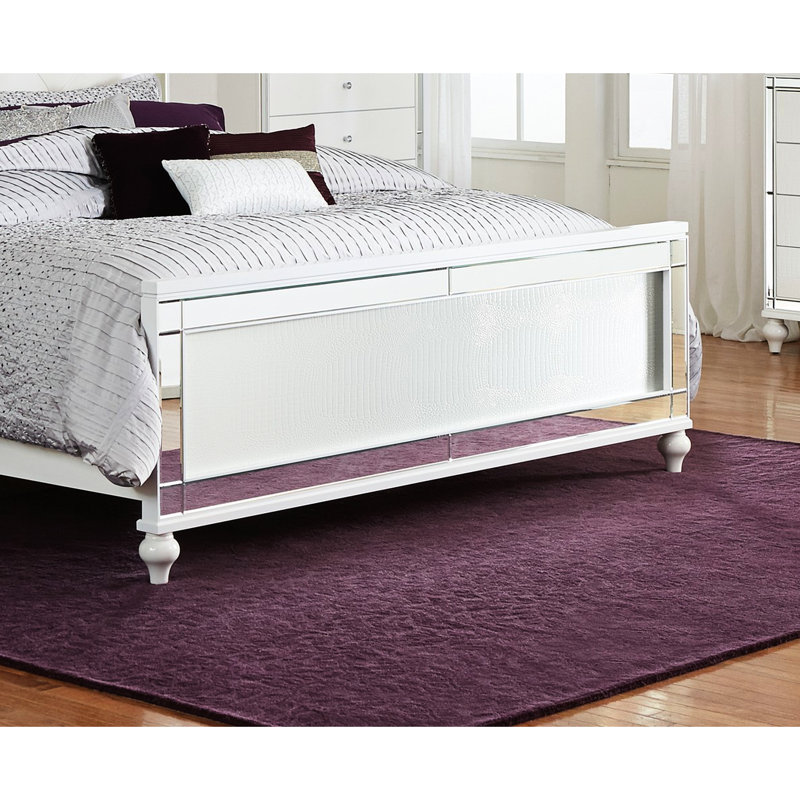 Grand lit moderne blanc, tête de lit à boutons en similicuir avec panneaux de miroir en alligator et garniture biseautée
