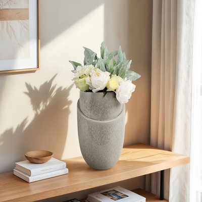 Vase en céramique fabriqué à la main avec motif organique sculpté - Accent décoratif moderne