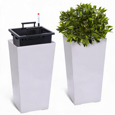 Ensemble de 2 grands pots rectangulaires blancs – Pots modernes de 57 cm (22,4 pouces) avec système d'arrosage automatique, trous de drainage, indicateur de niveau d'eau et roulettes F3055 Direct Plastic, modèle blanc, hauteur 57 cm (22,4 pouces).