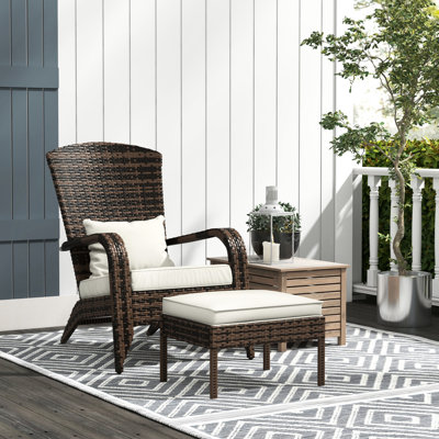 Chaise de patio blanc crème avec. Siège confortable pour la cour, le jardin. Dossier haut. Spacieuse terrasse, jardin et cour arrière In-Immerse