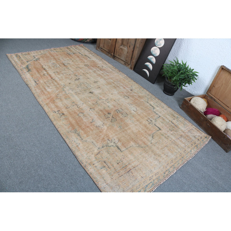 Tapis turc anatolien en laine tissé à la main avec des tons oranges et un aspect antique