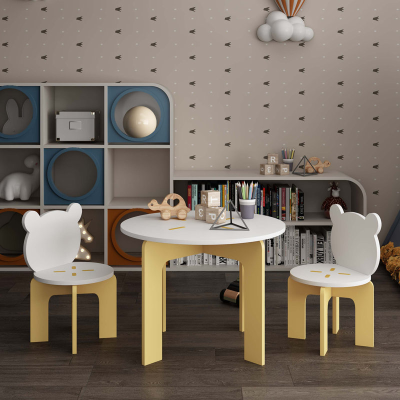 Ensemble de table et de chaises pour enfants avec une conception ergonomique pour tout-petits, des bords arrondis sécuritaires, un panneau de fibres à densité moyenne durable et une fabrication en pin pour une salle de jeux, une chambre à coucher ou une école maternelle.