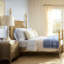 Caractéristique de couleur de bois naturel et de matelas pour lit grand moderne avec éléments traditionnels