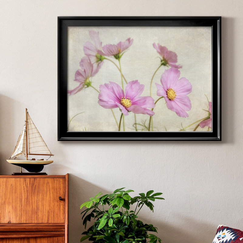 «Pink Cosmos II», peinture sur toile encadrée, H 26,5 po x l 36,5 po x P 1 po, Cadre noir
