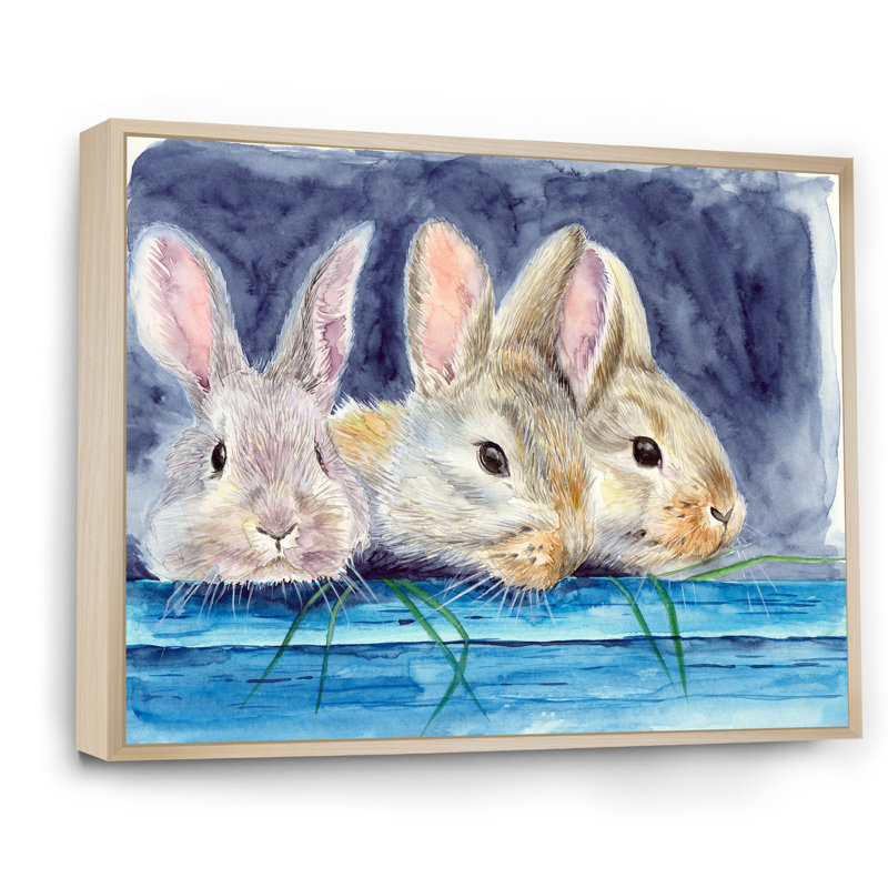 Trois lapins moelleux derrière une clôture en bois bleue I - reproduction sur toile, H 34 po x l 44 po