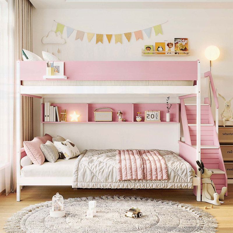 Lit superposé simple au-dessus de double avec escalier à rayures et tablettes latérales, rose, peu encombrant et élégant