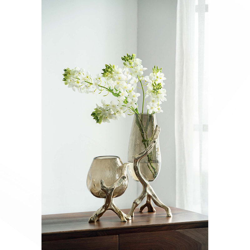Vase à fleurs décoratif avec corps en verre texturé et pieds en métal distinctifs pour une présentation autonome