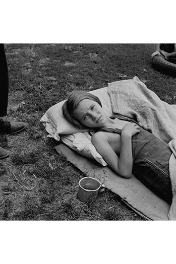 Enfant migrant malade-reproduction de photo, H 30 po x l 20 po x P 1,5 po