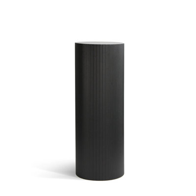 Colonne en bois aggloméré noir déchiré