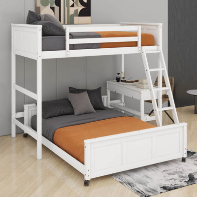 Lit simple superposé au dessus d'un lit double avec bureau