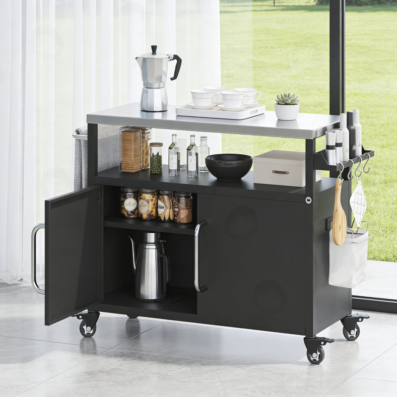 Îlot de cuisine avec plateau en acier inoxydable