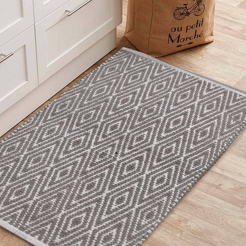 Tapis gris-beige en coton tissé à plat à la main à motif géométrique Siggers, Rectangle 1 pi 9 po x 2 pi 10 po