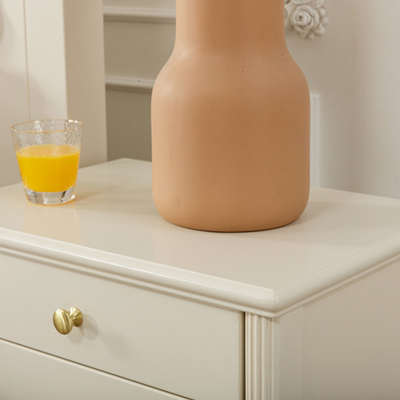 Armoire à tiroirs de couleur crème