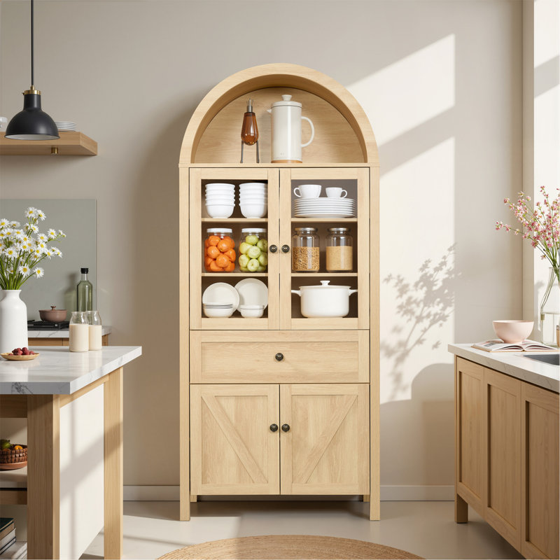 Armoire en dôme, faite de matériaux de haute qualité et de fabrication ancienne, avec un grand espace de rangement