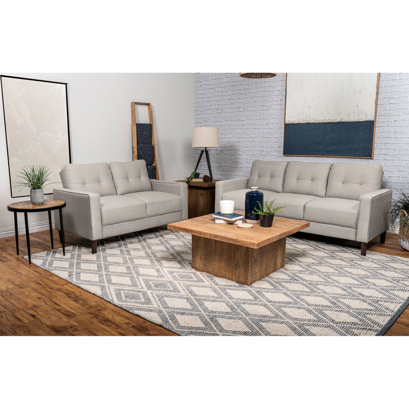 Canapé beige 2 avec pieds hauts fuselés brun et dossier pour un look du milieu du siècle dans les petits appartements et espaces de vie compacts.