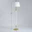 Lampe sur pied de style Mid-Century moderne avec accents en laiton et abat-jour en lin blanc-122888598