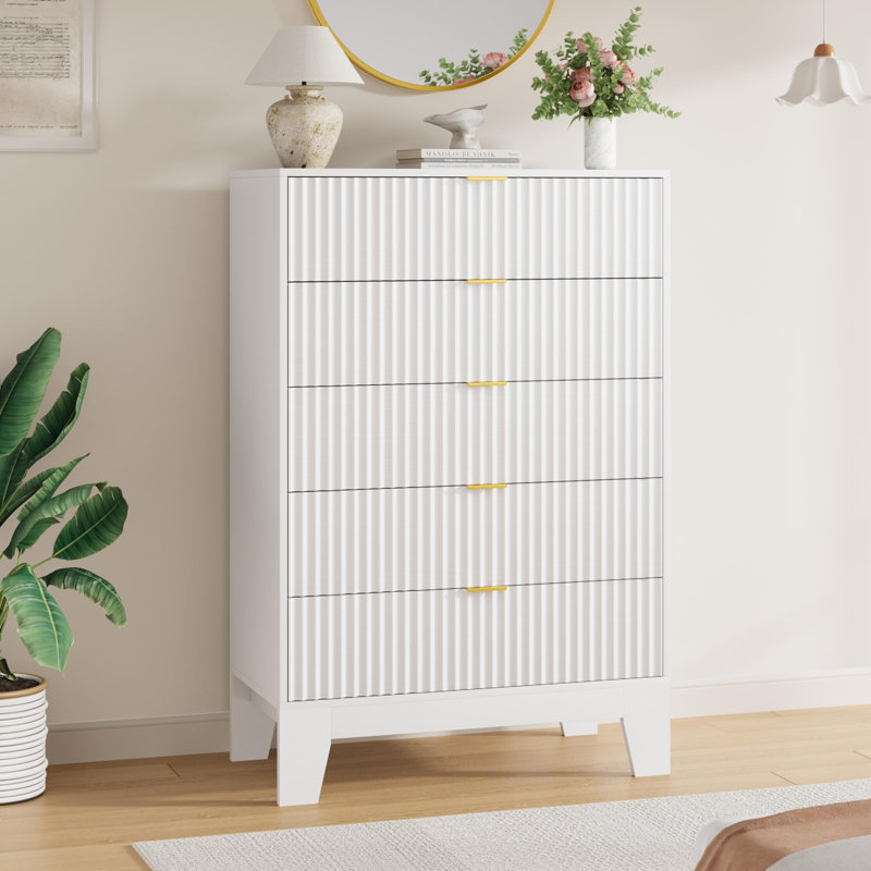 Commode 5 tiroirs pour chambre à coucher, commode moderne cannelée de 31,5 po de largeur avec poignées en métal doré