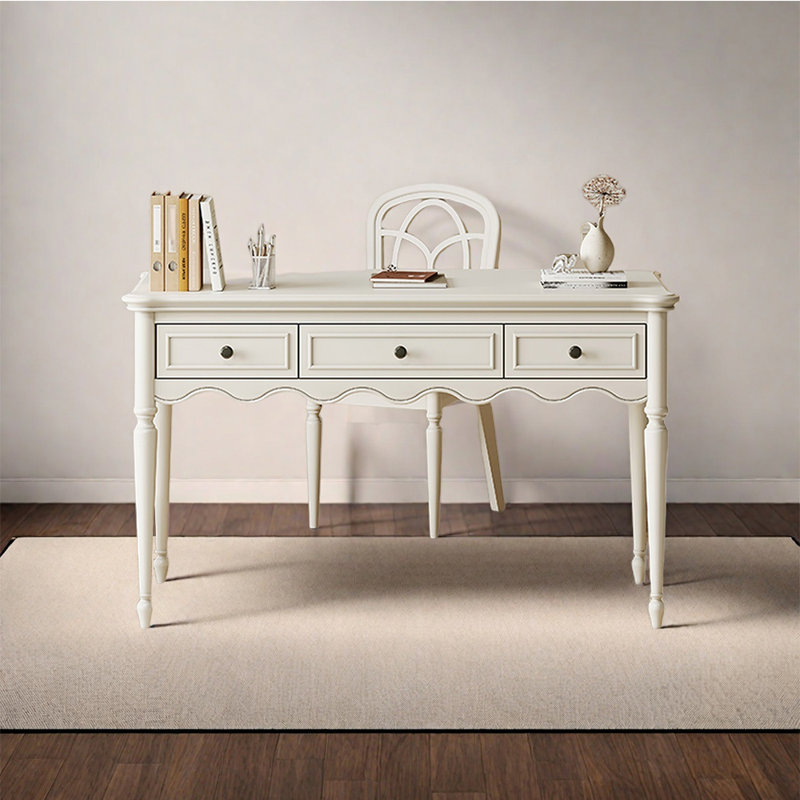 Ensemble de bureau et de chaises de style français