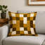 Coussin décoratif à carreaux brun intérieur et extérieur-115218549-115218621