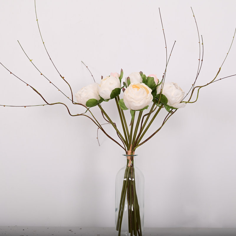 Arrangement floral de ferme artificielle, fleurs de pivoines dans un vase avec de l'eau artificielle pour les centres de table de salle à manger