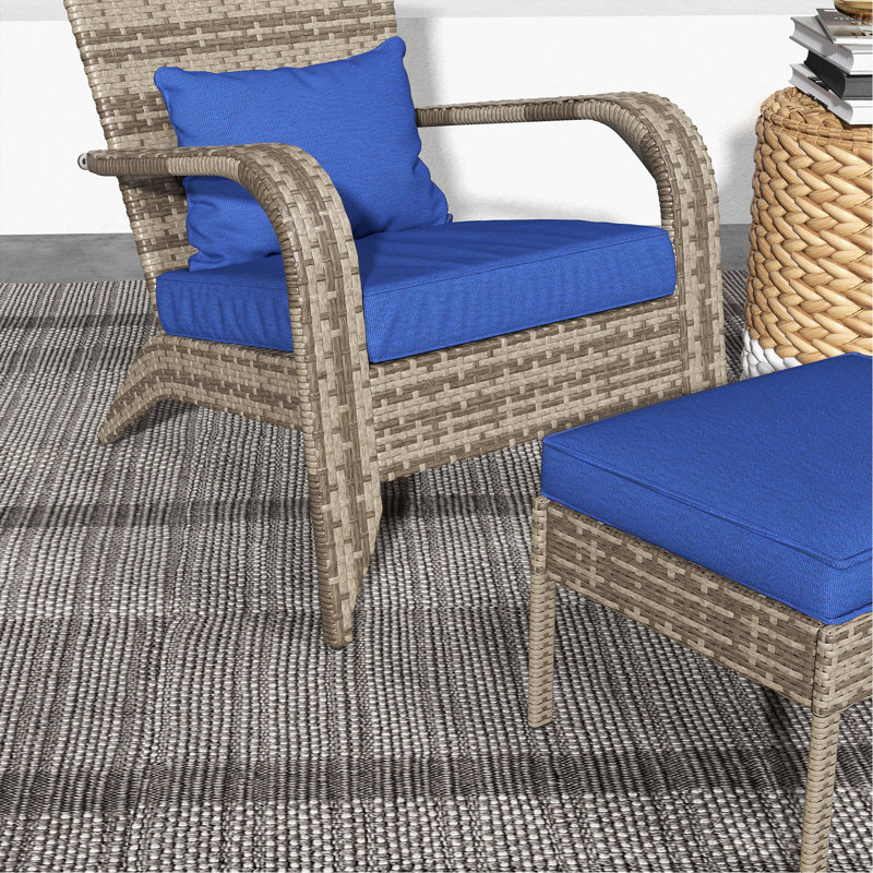 Chaise Adirondack en osier de patio avec repose-pieds Outsunny, fauteuil d'extérieur avec coussins, dossier haut, grand siège et accoudoirs pour terrasse, jardin et cour arrière, bleu foncé