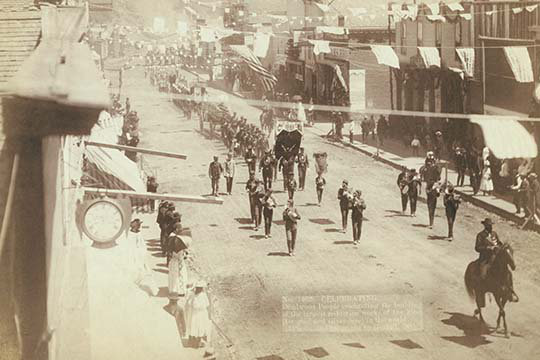 «Deadwood Parade with Marching Band» par John C.H. Grabill, reproduction de photo