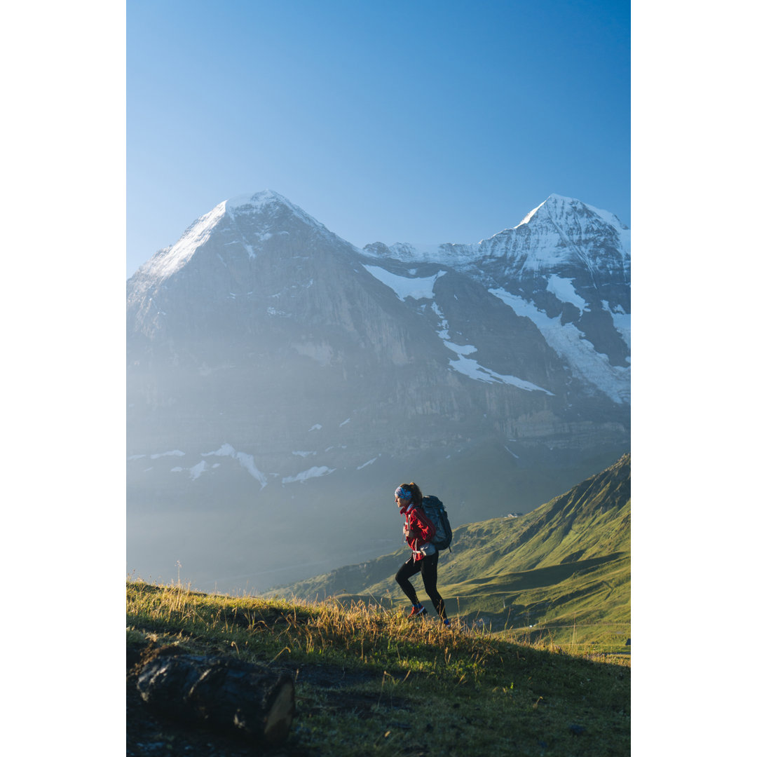 Eine junge Wanderin geht den Berg hinauf