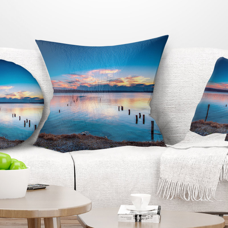 Coussin imprimé bleu vif et eaux bleues - Sea & Shore, 16 po x 1 po, Coussin décoratif