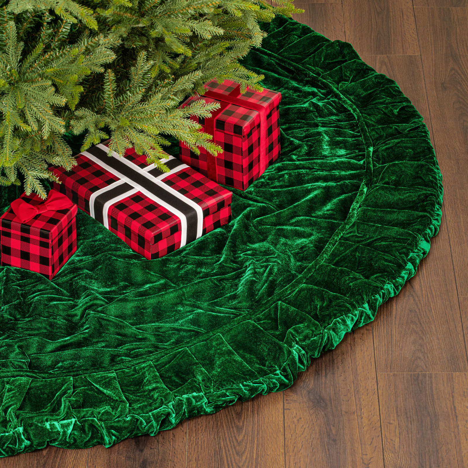 Hubbert Velvet Tree Skirt, 72" W, Emerald