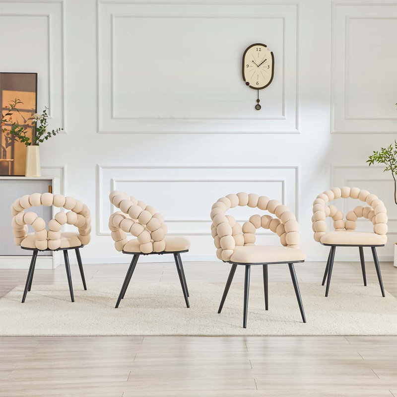 Ensemble de 2 chaises de salle à manger en velours beige avec dossier incurvé et pieds en métal noir, parfait pour les intérieurs modernes et glamour