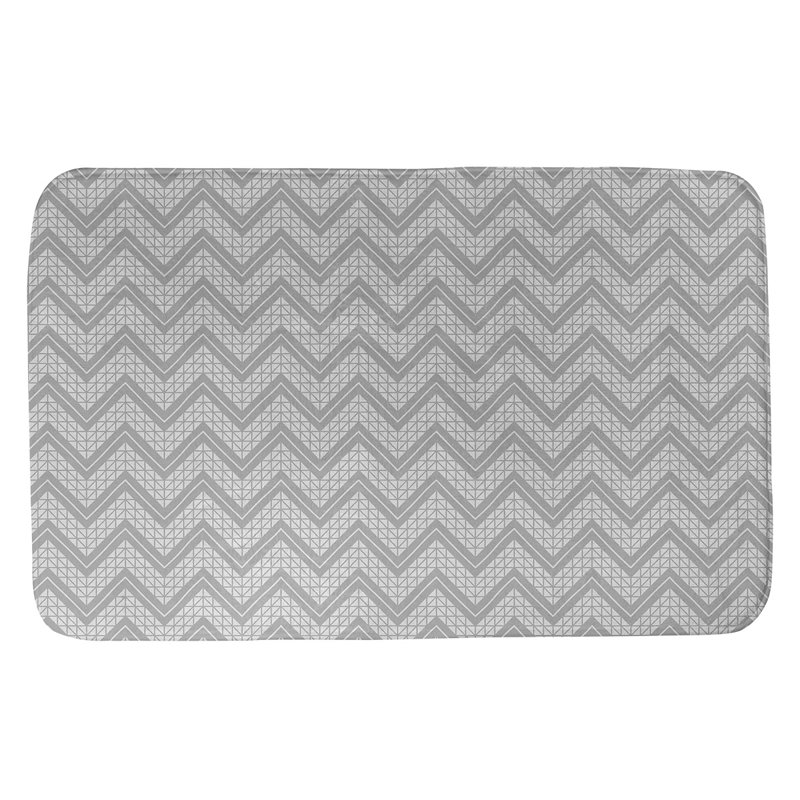 Tapis pour salle de bain à motif à chevrons à la main Stephenie, Gris, l 21 po x L 34 po