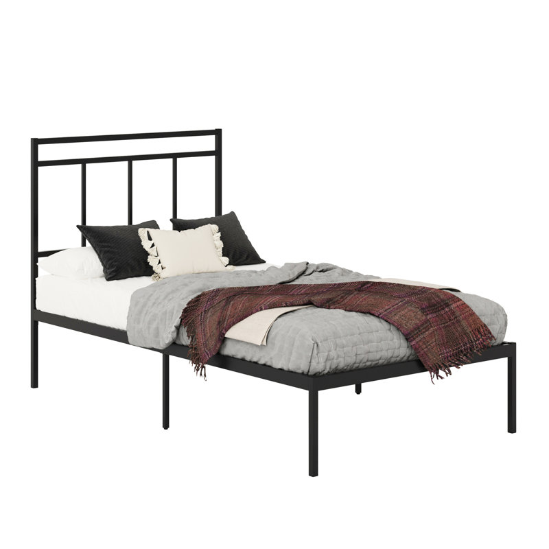 Lit plateforme simple avec tête de lit dans un espace noir, literie complémentaire, finition industrielle à installation rapide et style contemporain