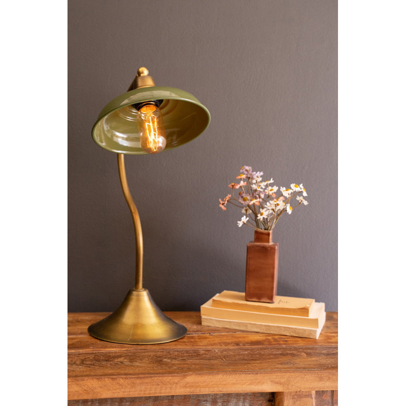 Lampe de table Kalalou en laiton antique avec abat-jour en émail vert - hauteur 19 po, Vert