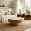 Table basse ronde en travertin, table basse tambour moderne avec pied central en métal doré champagne, table basse circulaire texturée aspect pierre pour salon