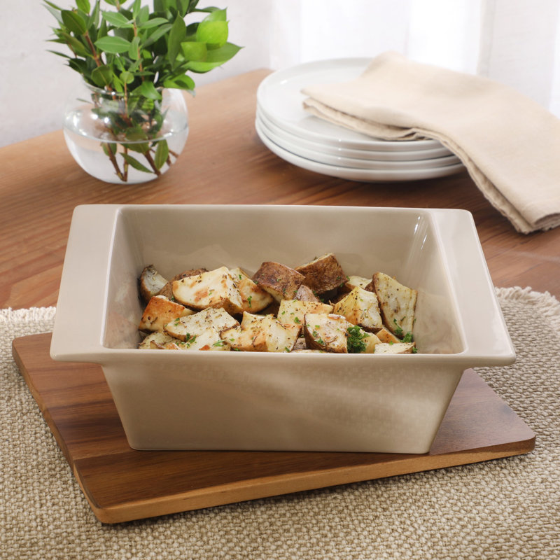 Plat de cuisson en grès de 2 pintes 10 po x 8,5 po avec couvercle en bois d'acacia Gibson Elite, 10 po x 8,5 po
