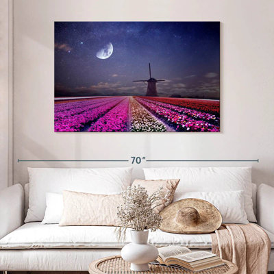 Lune d'Alvord sur un champ de tulipes