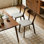 Ensemble de 2 chaises de salle à manger modernes en bois massif de style Mid-Century avec coussin rembourré, dossier incurvé et repose-pieds réglables
