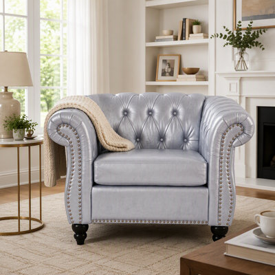 Fauteuil rétro en similicuir argenté de style Chesterfield rétro, fauteuil d'appoint capitonné avec accoudoirs arrondis et décoration cloutée pour le salon