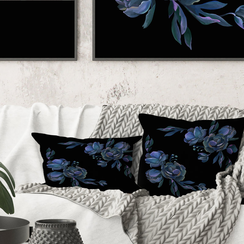 Bouquet de fleurs grises et bleues, feuilles sur fond noir - coussin traditionnel imprimé, 18 po x 18 po